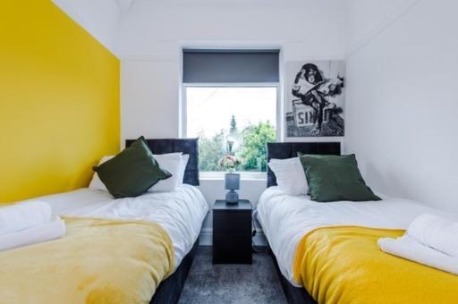 Special Rate For Bookings More Than 7 Nights, Warm Spacious Contractor House Near Liverpool City Centre Sleeps 8 Kitchen & Dining Room, Washing Machine Exterior foto