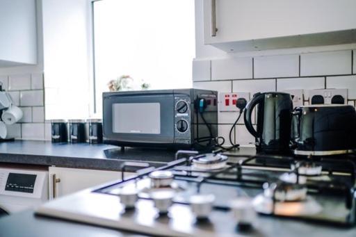 Special Rate For Bookings More Than 7 Nights, Warm Spacious Contractor House Near Liverpool City Centre Sleeps 8 Kitchen & Dining Room, Washing Machine Exterior foto